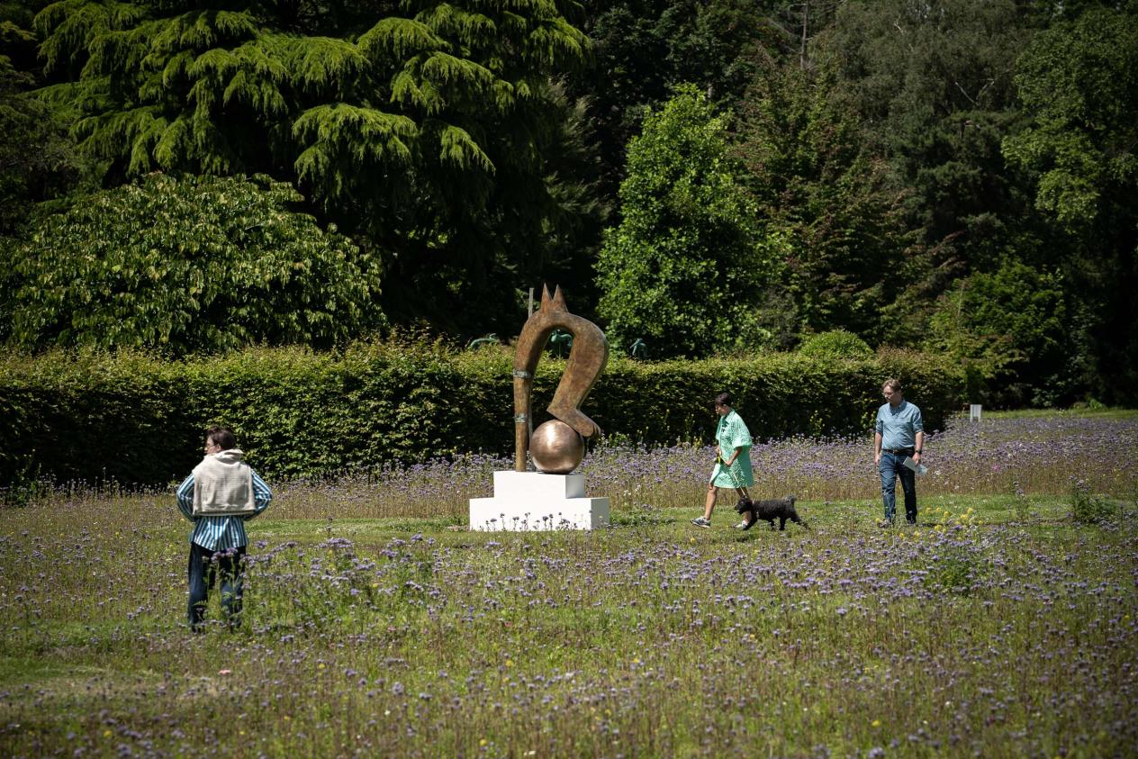 Bezoekers bij het werk 'Dropping the Ball' van Camille Henrot in Hortiflora
