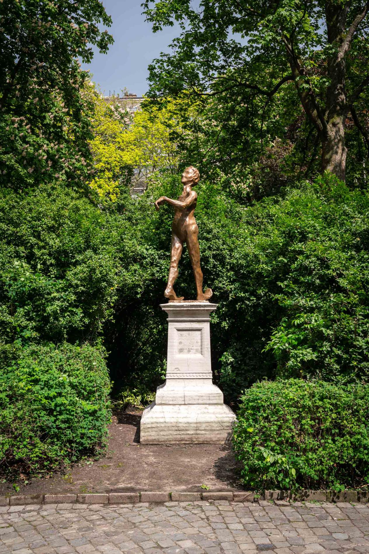 Kunstwerk 'Antipodo' van Iván Argote in het Stadspark in Antwerpen