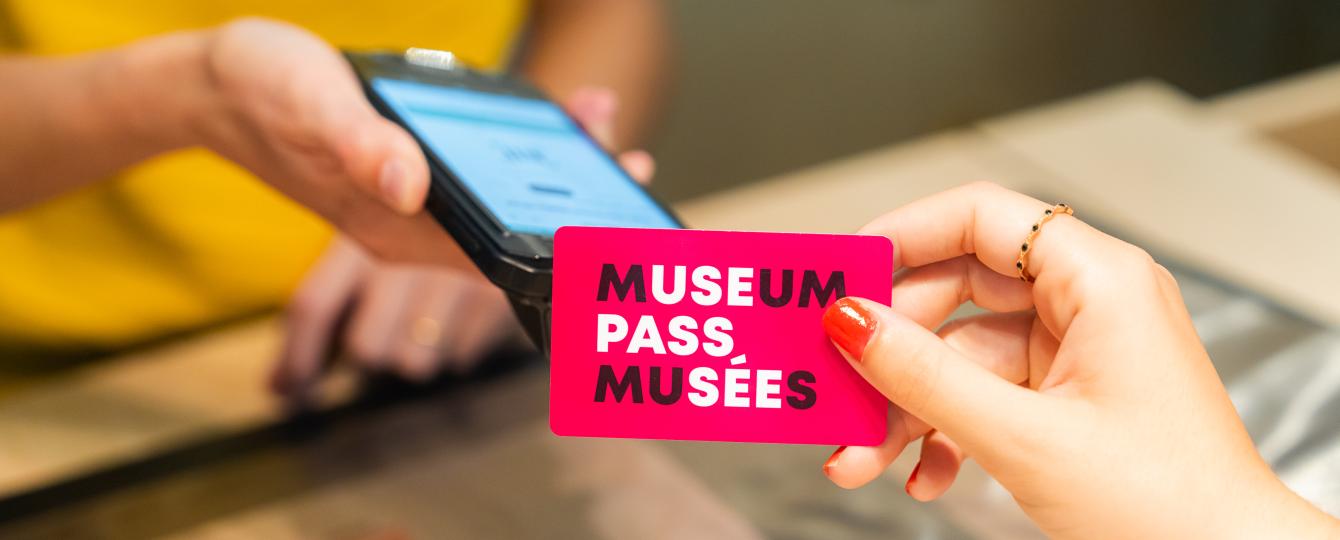 Persoon scant museumpas met mobiele scanner.