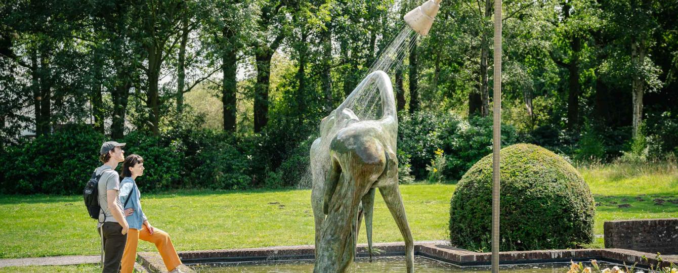 Man en vrouw dichtbij kijkend naar fontein Adrift