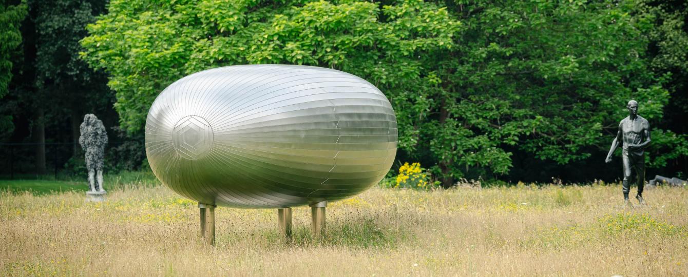 Bloemenweide Hortiflora met centraal het kunstwerk van Never Mind van Richard Deacon, links achteraan Why does Strange Fruit always looks so sweet? van Johan Creten en rechts achteraan De Zaaier van Constant Meunier