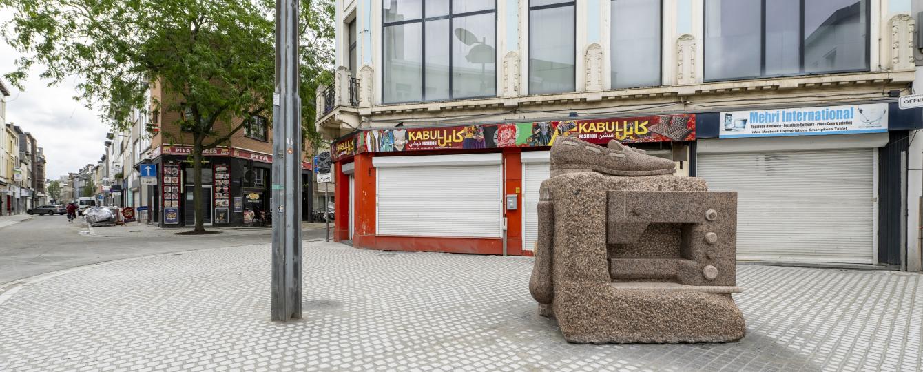 Kruispunt Offerandestraat met Lange Beeldekensstraat met kunstwerk in de vorm van een grote roze granieten rots met courgette, naaimachine en loafer met kwastjes