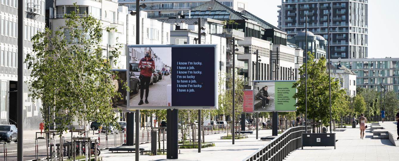 Zicht op drie grote billboards van het kunstwerk Time. And Again. van Ken Lum opgesteld aan de vernieuwde Scheldekaaien