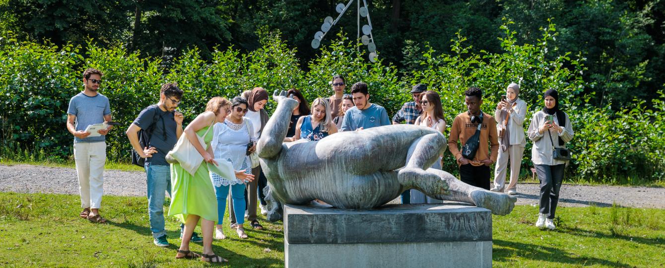 Groep NT2-ers met gids bij La Rivière van Maillol