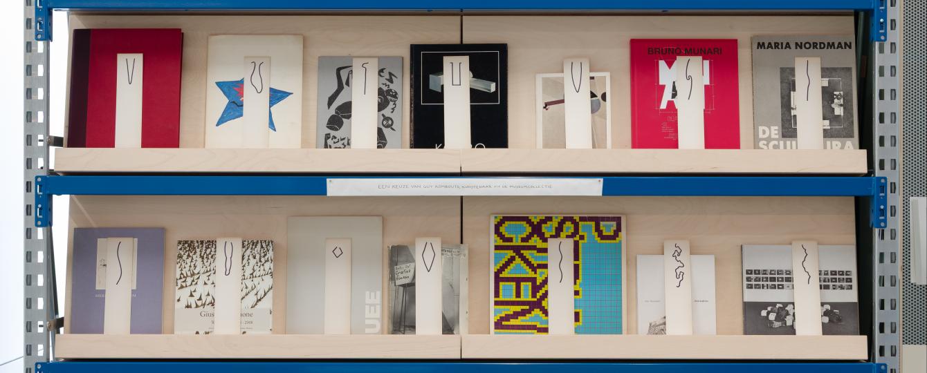 Zicht op boekenrek met selectie kunstboeken