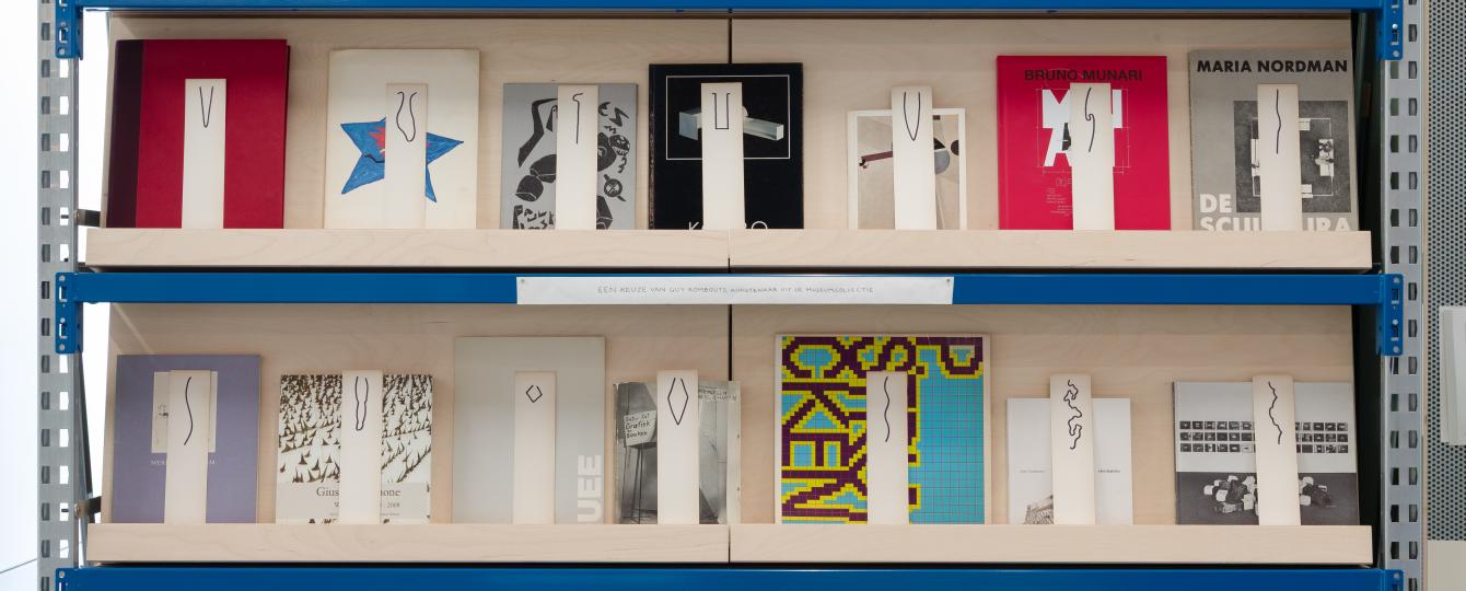 Zicht op boekenrek met selectie kunstboeken