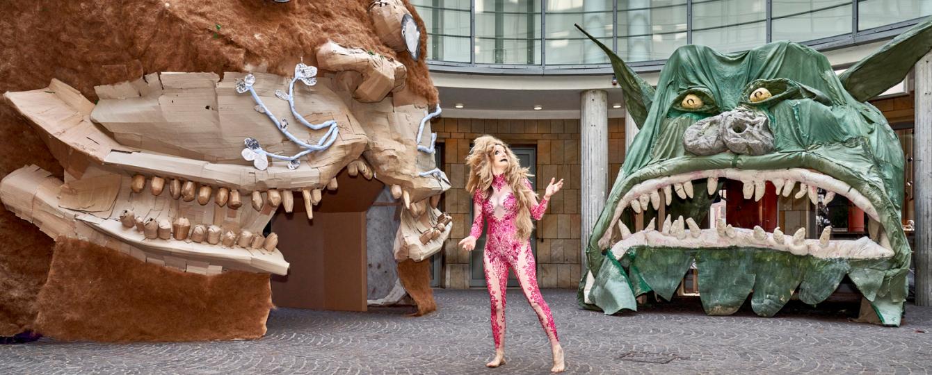 Zicht op Monster Chetwynd bij twee creaties in Turbinehal van Tate Modern