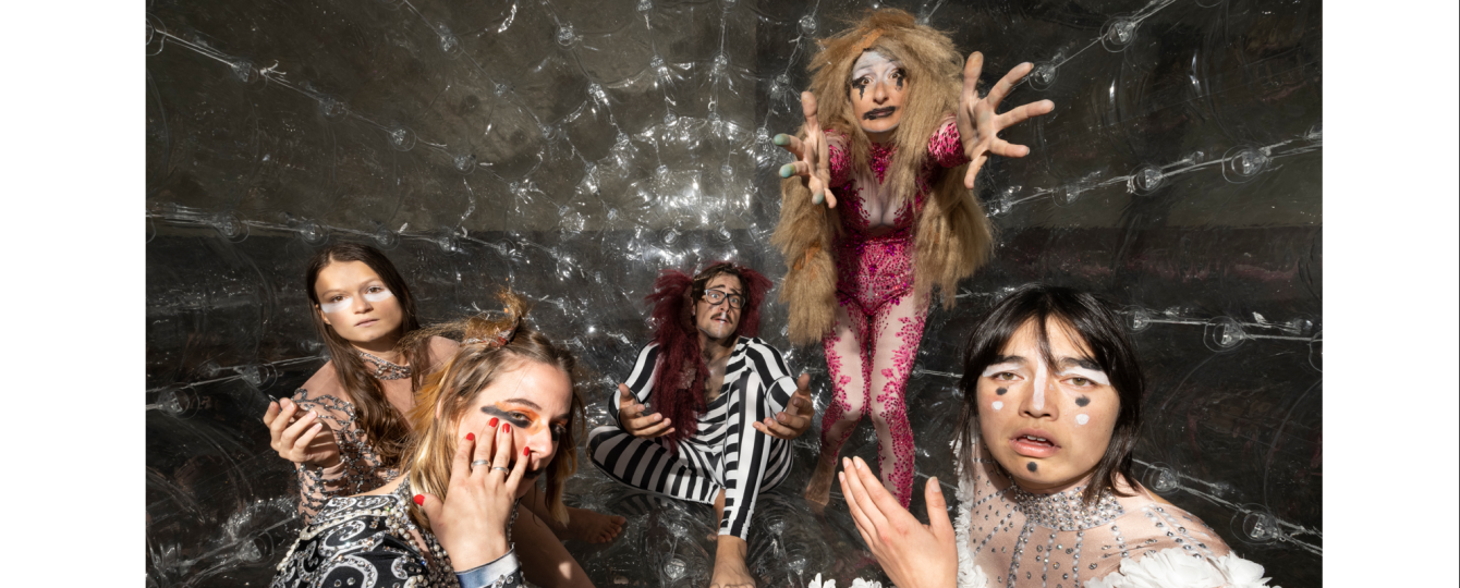 Sfeerbeeld performance Monster Chetwynd en 4 perfomers in een zorb