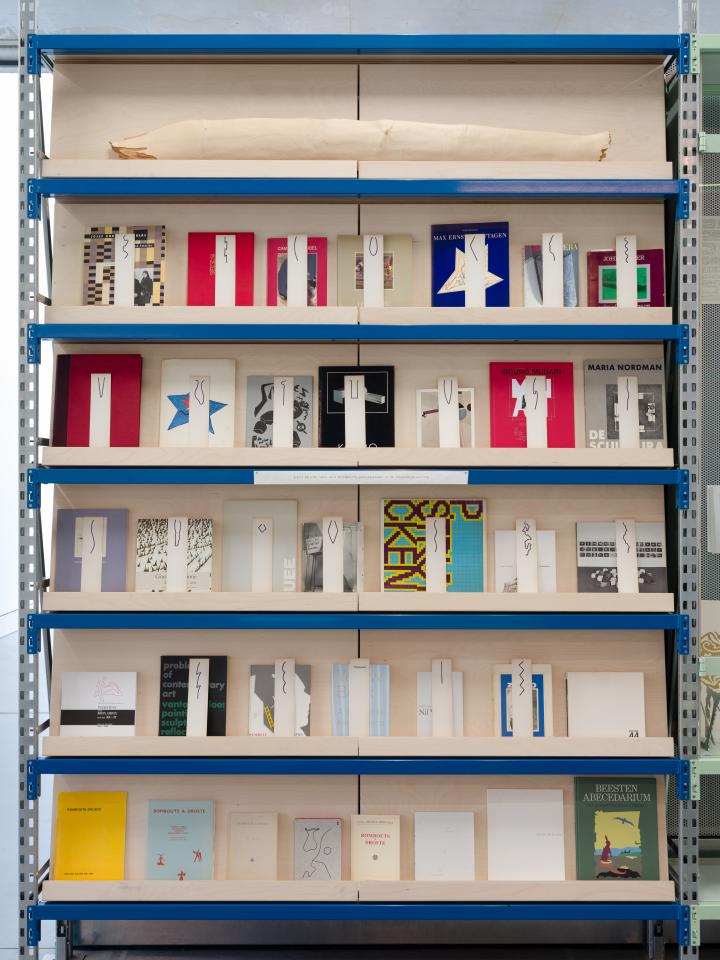 Zicht op boekenrek met selectie kunstboeken