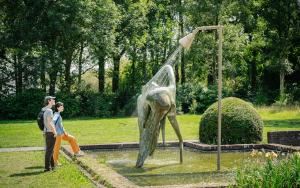 Man en vrouw dichtbij kijkend naar fontein Adrift