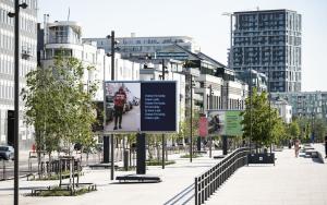 Zicht op drie grote billboards van het kunstwerk Time. And Again. van Ken Lum opgesteld aan de vernieuwde Scheldekaaien