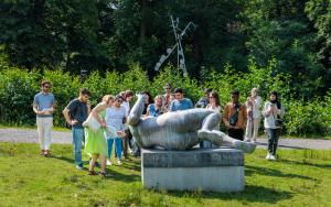 Groep NT2-ers met gids bij La Rivière van Maillol