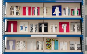 Zicht op boekenrek met selectie kunstboeken
