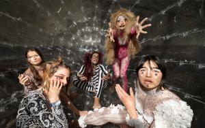 Sfeerbeeld performance Monster Chetwynd en 4 perfomers in een zorb