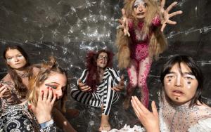 Sfeerbeeld performance Monster Chetwynd en 4 perfomers in een zorb
