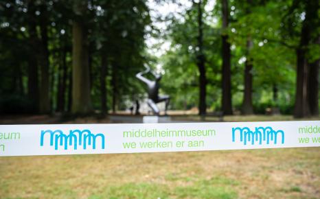 Werflint met tekst 'Middelheimmuseum. We werken eraan'