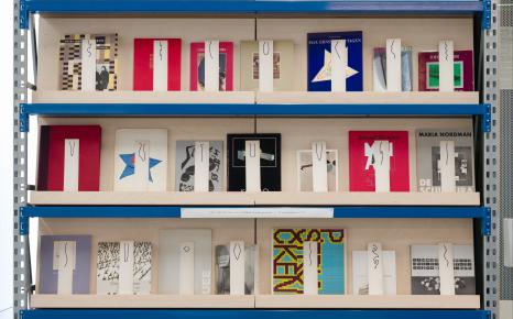 Zicht op boekenrek met selectie kunstboeken