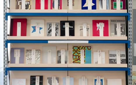 Zicht op boekenrek met selectie kunstboeken