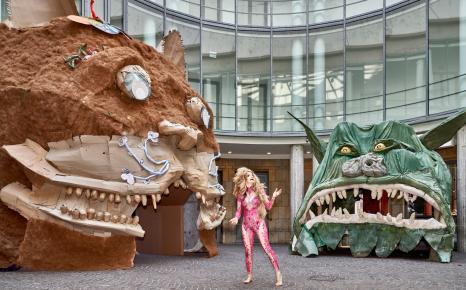 Zicht op Monster Chetwynd bij twee creaties in Turbinehal van Tate Modern