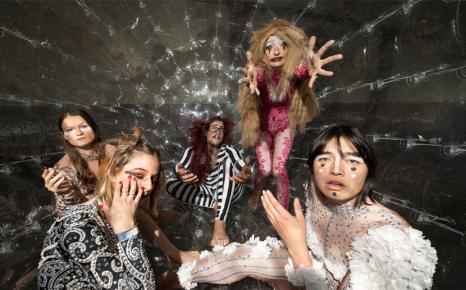 Sfeerbeeld performance Monster Chetwynd en 4 perfomers in een zorb