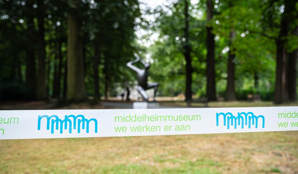 Werflint met tekst 'Middelheimmuseum. We werken eraan'