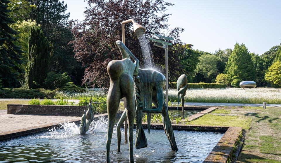 Nieuwe fonteinsculptuur 'Adrift' van Camille Henrot 