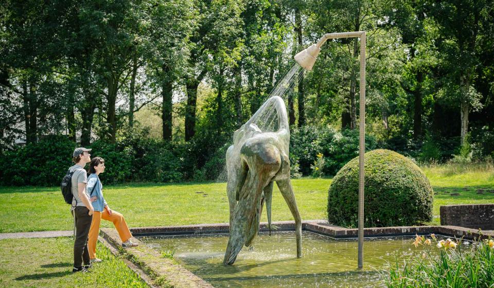 Man en vrouw dichtbij kijkend naar fontein Adrift