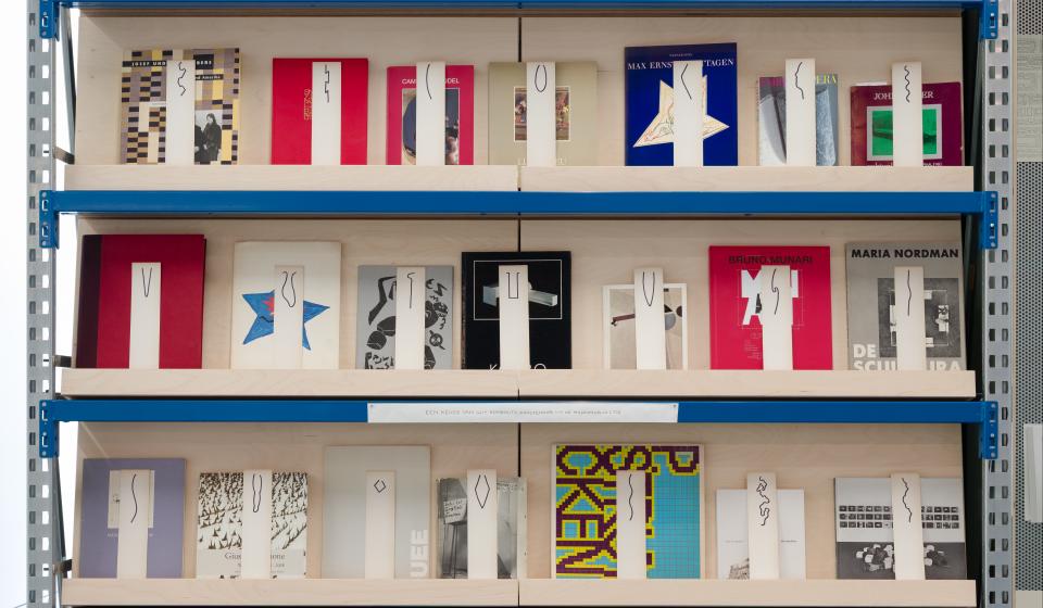 Zicht op boekenrek met selectie kunstboeken