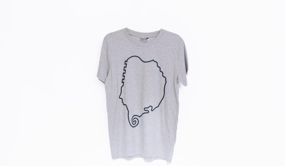 Grijze T-shirt met isogram bosnimf geschreven volgens AZART-alfabet van Monica Droste & Guy Rombouts