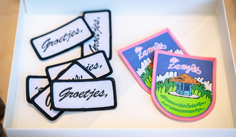 Zwartwit patch met opschrift Groetjes en kleurrijke patch met illustratie Aubette