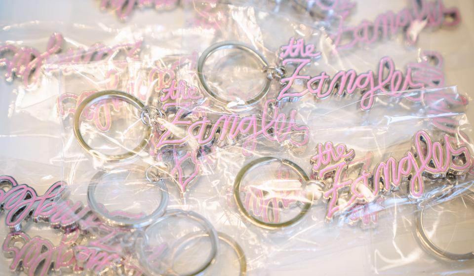 Tiental roze metalen sleutelhangers van The Zangles