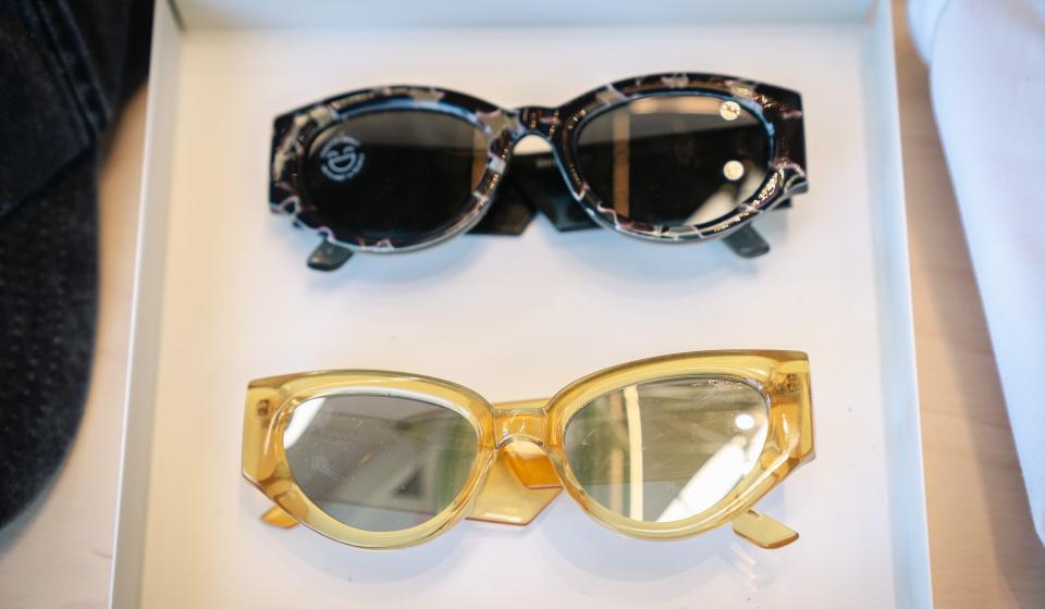 Zicht op twee zonnebrillen (bovenste donkere montuur, onderste lichte montuur) van The Zangles