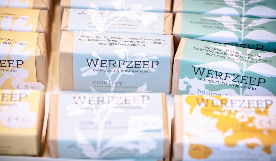 Detail werfzeep gepresenteerd in drie rijen naast elkaar in museumshop