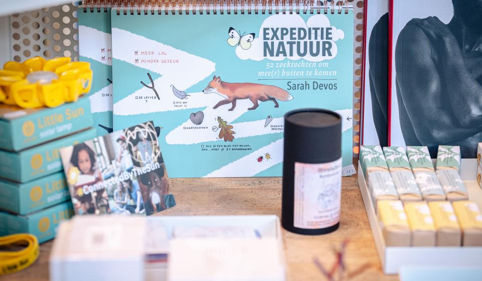 Sfeerbeeld presentatie publicatie Expeditie natuur tussen andere producten in museumshop