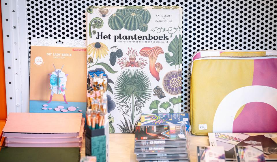 Sfeerbeeld presentatie Plantenboek tussen andere producten in museumshop
