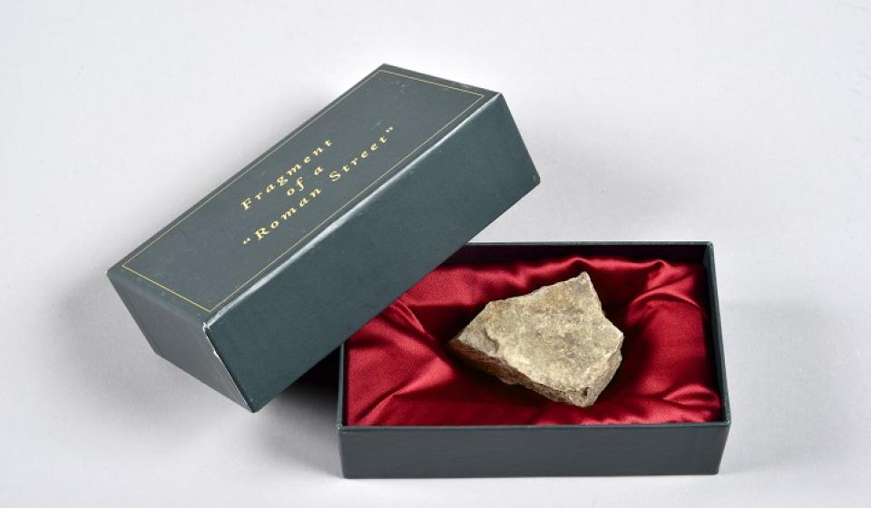 Foto van openliggend doosje met steen uit Fragment of a Roman Street van Guillaume Bijl