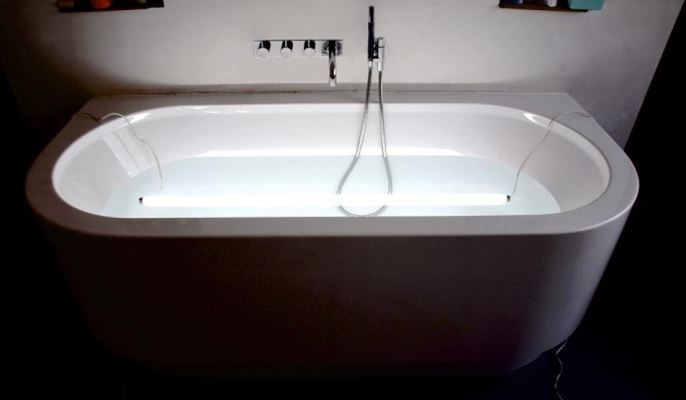 Gestileerde kleurenfoto van bad met water uit de reeks 1971 Reconstructies. Reconstruction 2008 van Leo Copers