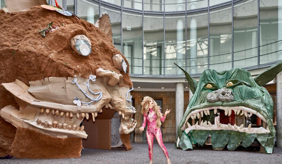 Zicht op Monster Chetwynd bij twee creaties in Turbinehal van Tate Modern