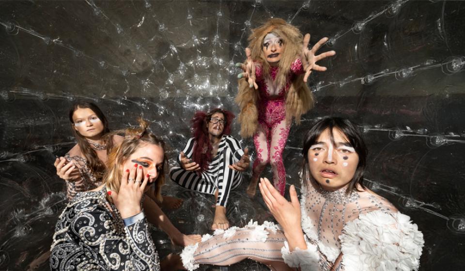 Sfeerbeeld performance Monster Chetwynd en 4 perfomers in een zorb