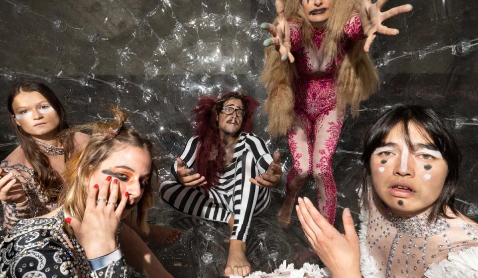 Sfeerbeeld performance Monster Chetwynd en 4 perfomers in een zorb