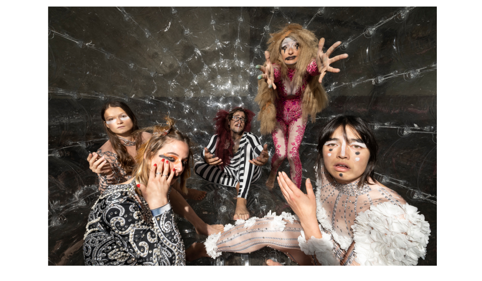 Sfeerbeeld performance Monster Chetwynd en 4 perfomers in een zorb