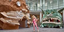 Zicht op Monster Chetwynd bij twee creaties in Turbinehal van Tate Modern