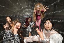 Sfeerbeeld performance Monster Chetwynd en 4 perfomers in een zorb
