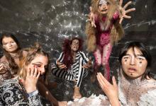 Sfeerbeeld performance Monster Chetwynd en 4 perfomers in een zorb